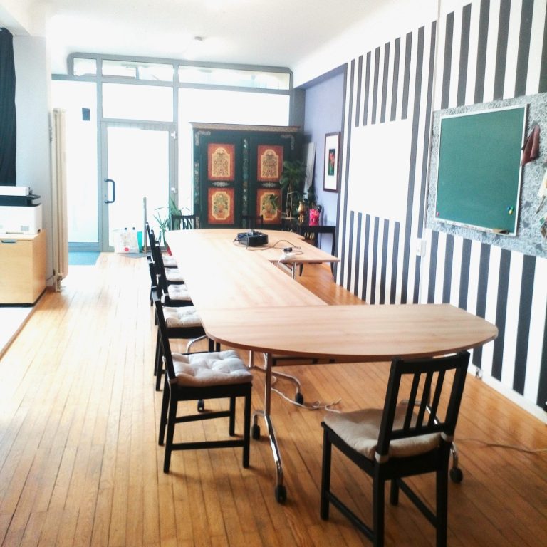 Seminarraum für gemeinsames Arbeiten Seminarraum in Ensdorf bei Saarlouis mit großer Tischgruppe und Tafel